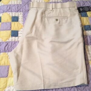 Roundtree & York. Easy care, Pleated shorts. 46